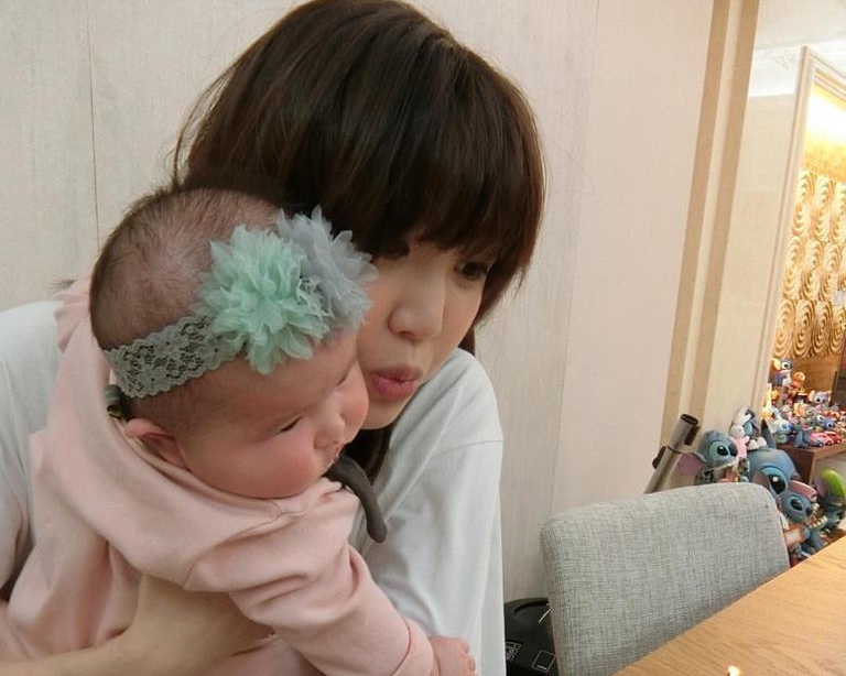 Jinny今日再上載囡囡的生活照。
