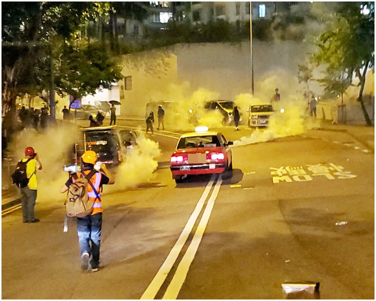 防暴警再舉黑旗之後,發射多枚催淚彈驅散示威。