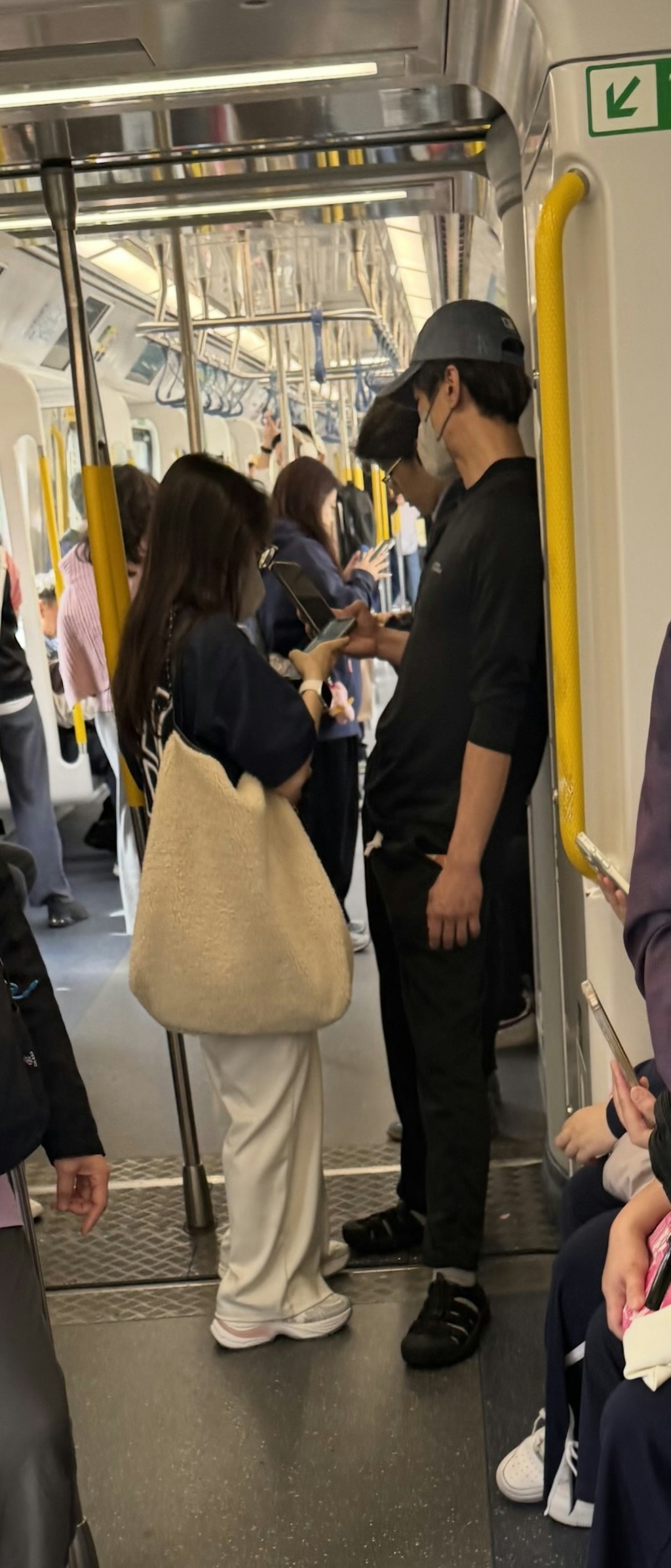 周永恆和不知名女伴現身港鐵車廂。 周永恆和不知名女伴現身港鐵車廂。