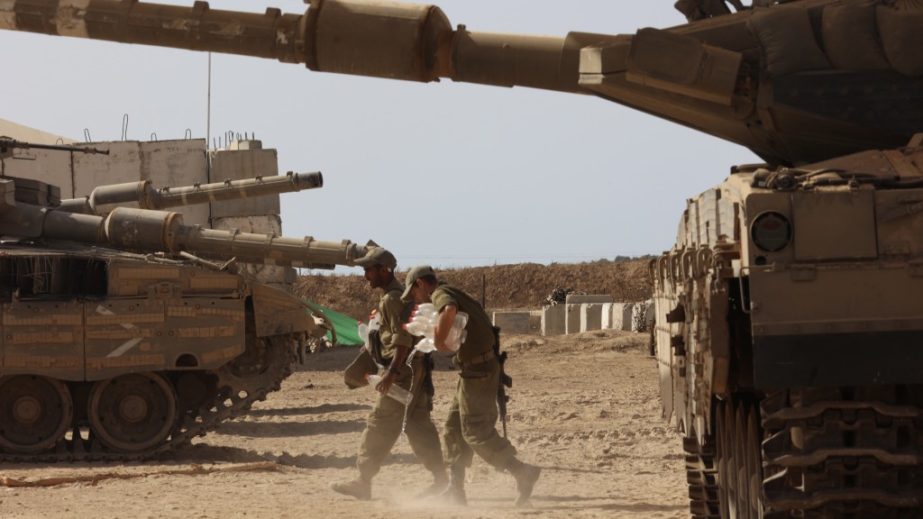 加沙南部拉法邊境附近的以軍坦克。 新華社