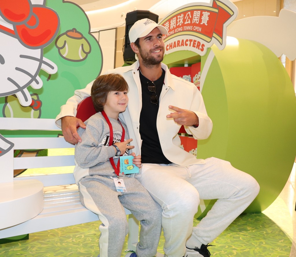 卡真洛夫帶兒子一同出席活動。攝影：徐嘉華