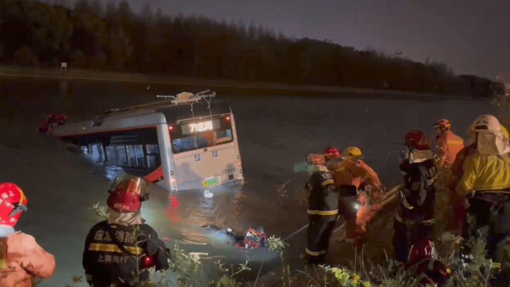 消防救援人员到达事故现场发现巴士落水，随即展开救援。
