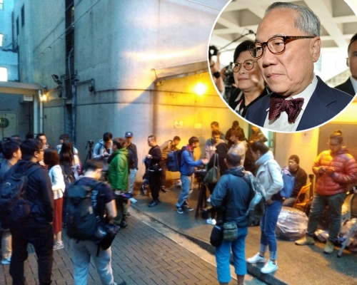 大批記者在醫院J座樓下等候曾蔭權。