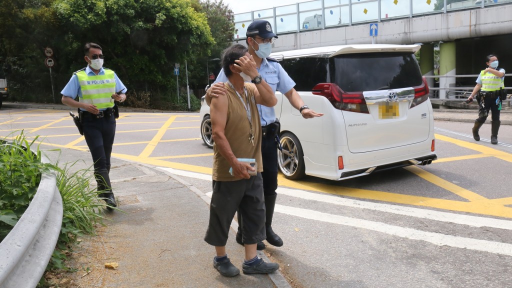 警方带走涉事污水处理车司机协助调查。