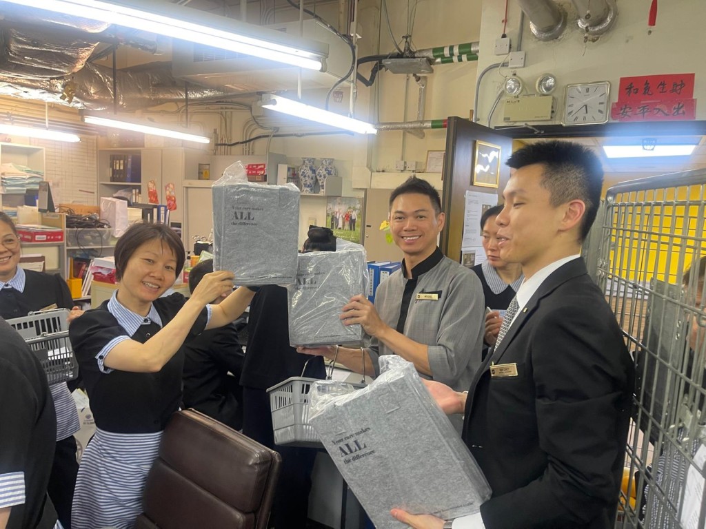 港島香格里拉送贈環保手提袋給房務部員工。 港島香格里拉送贈環保手提袋給房務部員工。