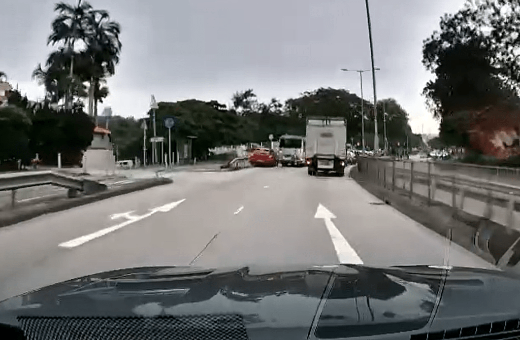 私家车企图从左边车罅中冲过。fb：香港突发事故报料区