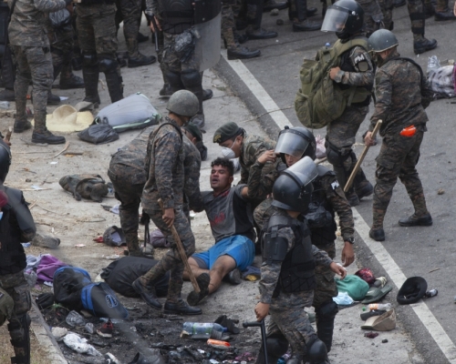 危地馬拉出動軍隊阻止非法移民往北前往美國。AP圖