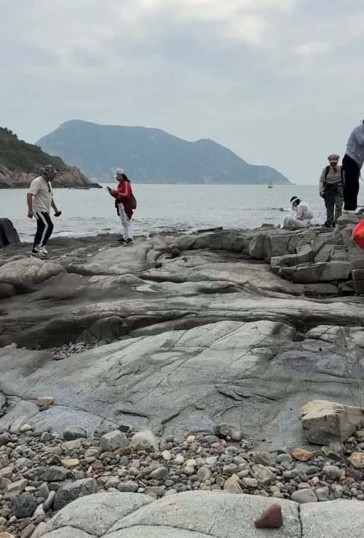 內地團來港遊鶴咀被指亂拋垃圾，破壞大自然。Threads影片截圖