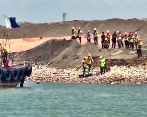 在場人員替事主進行心外壓急救。