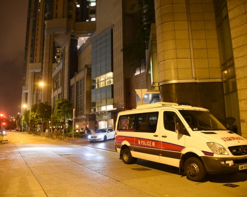 男子車內失竊,其妻子涉夥友人偷70萬名錶鑽石被捕。