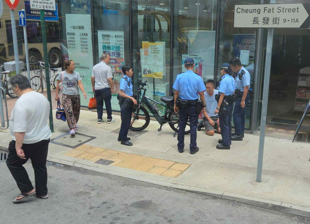 一名中年男子疑駕駛電單車遭警員截查,其間竟當街跪地疑似求情。網上圖片 一名中年男子疑駕駛電單車遭警員截查,其間竟當街跪地疑似求情。網上圖片