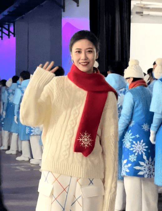 「閃光少女」胡月｜2022年3月，胡月受邀參加了北京冬殘奧會開幕式表演，認識了不少同樣截肢的朋友，自卑心態也隨之發生變化。