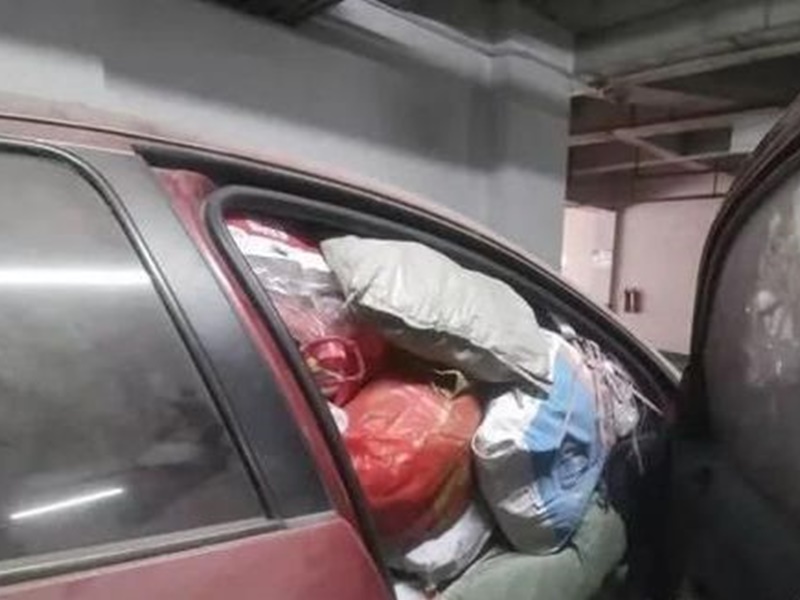 封塵私家車內亦堆滿了垃圾。