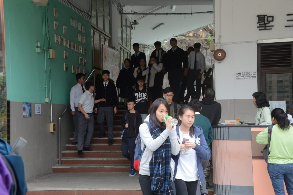 中學文憑試首個核心科目中文科筆試今日開考,逾五萬人報考。