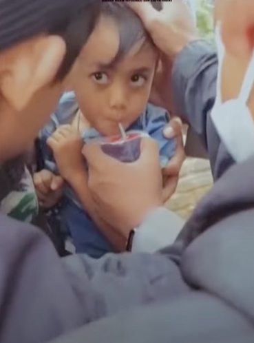男童被出時，有救援人員給他飲品，補充水份。 網片截圖