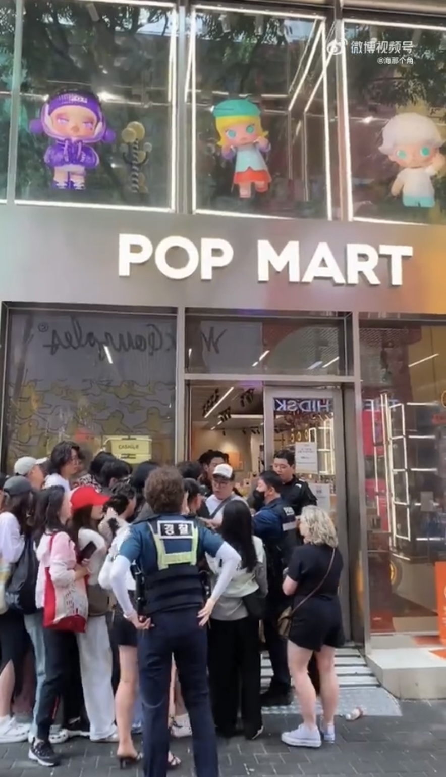 首爾POP MART門前排隊人龍爭執，驚動警察。 微博