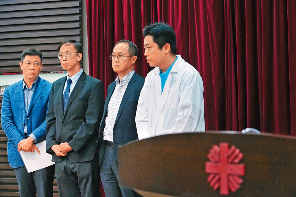 九龍西醫院聯網總監羅振邦（右二）及明愛醫院行政總監屈銘伸（左二）昨日會見傳媒，交代事件經過。