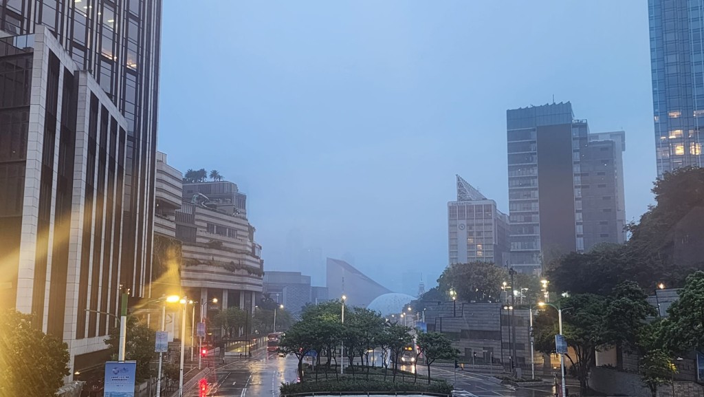本港地區今日多雲，間中有驟雨。黎志偉攝
