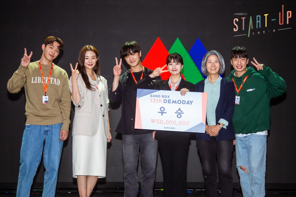 徐宜淑(右二)在《Start-Up》與秀智及南柱赫等合作。