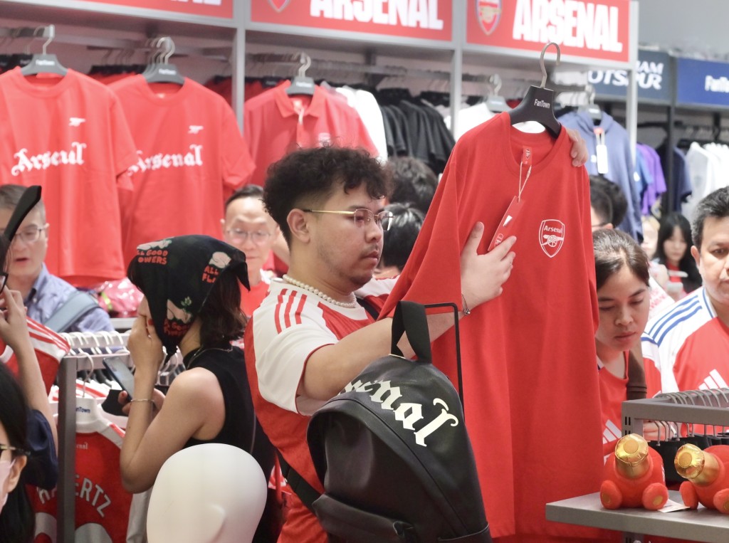 球迷挑選心儀商品。 球迷挑選心儀商品。