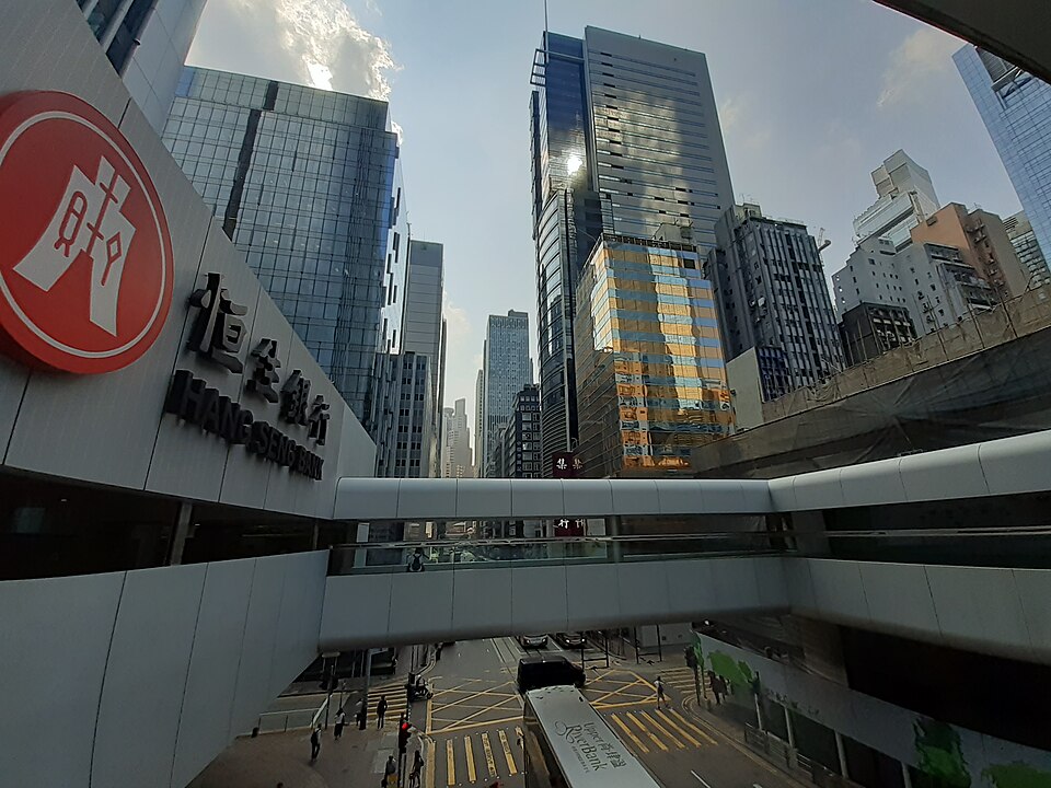 據恒生今年7月底公布中期業績，截至2025年6月底，該行不良貸款率達6.69%，較去年底的6.12%進一步增加。