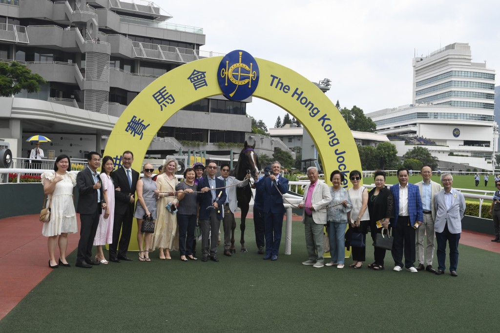 「河好運」馬主李皓玲和丈夫等家人一起拉頭馬，分享喜悅。