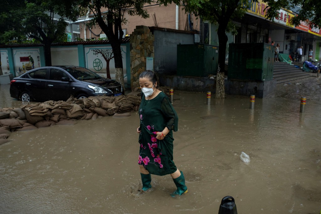 洪水過後，北京部分街道依然水浸。　路透社