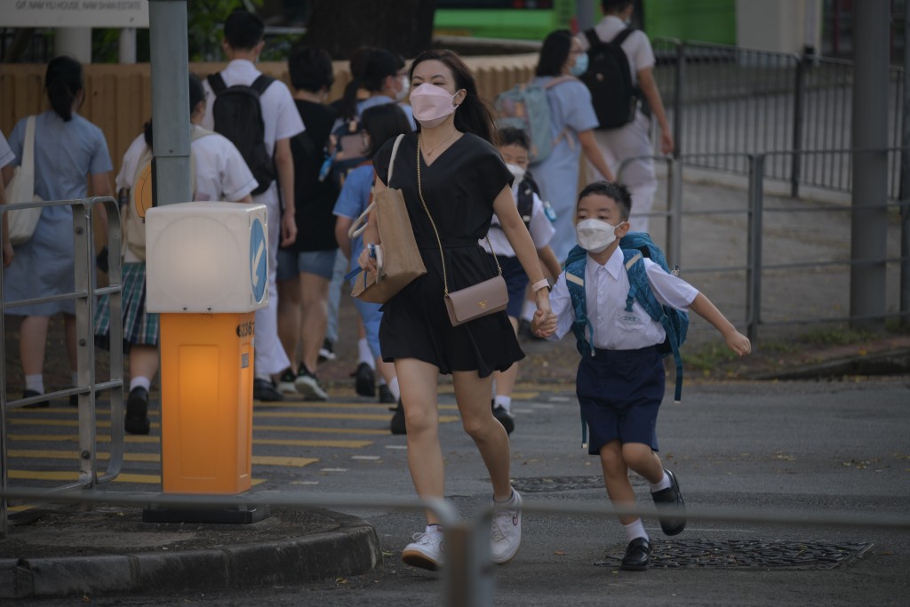 根据教育局的文件，当局推算今年适龄小一人数有49600人，较去年下跌6%。