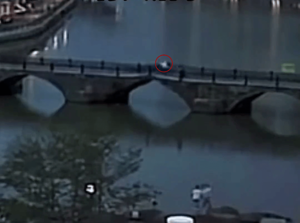 古橋塌下時，剛好有一名男子騎車駛過。