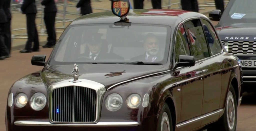 查理斯和卡米拉乘車抵達白金漢宮。