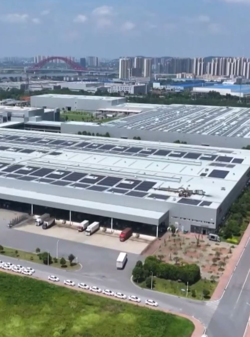 宜春、南寧、桐鄉三地的「哪吒汽車」生產線相繼停產，廠房荒廢。焦點訪談