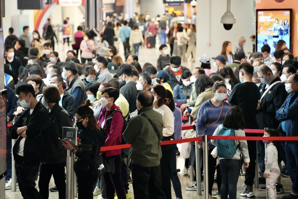 李家超表示，今年头4个月期间，香港已欢迎了大约730万名旅客。资料图片