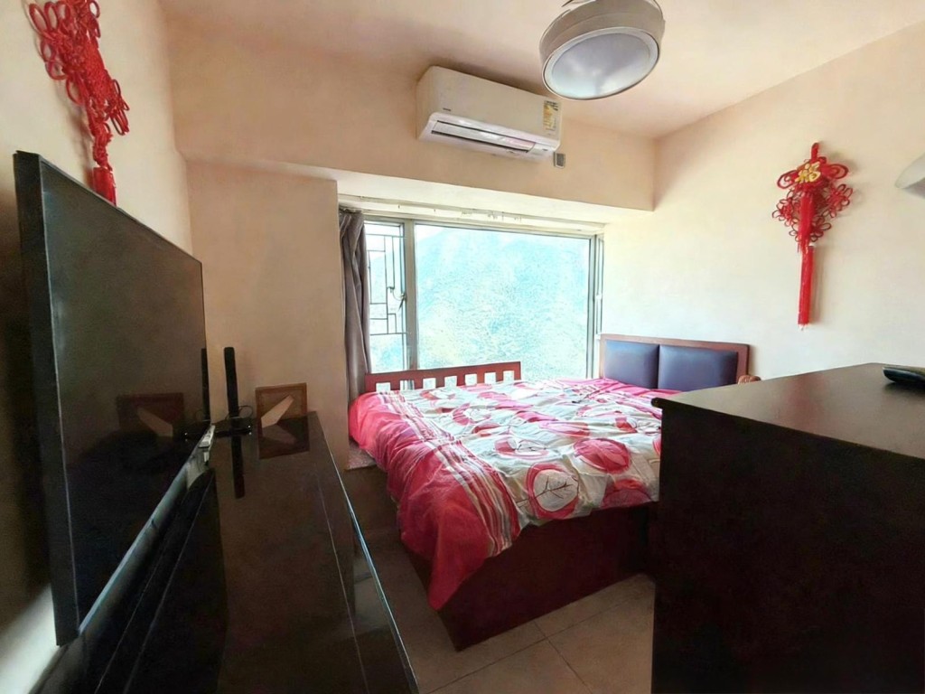 放盘为3房1套间隔，图中房间设有大窗。