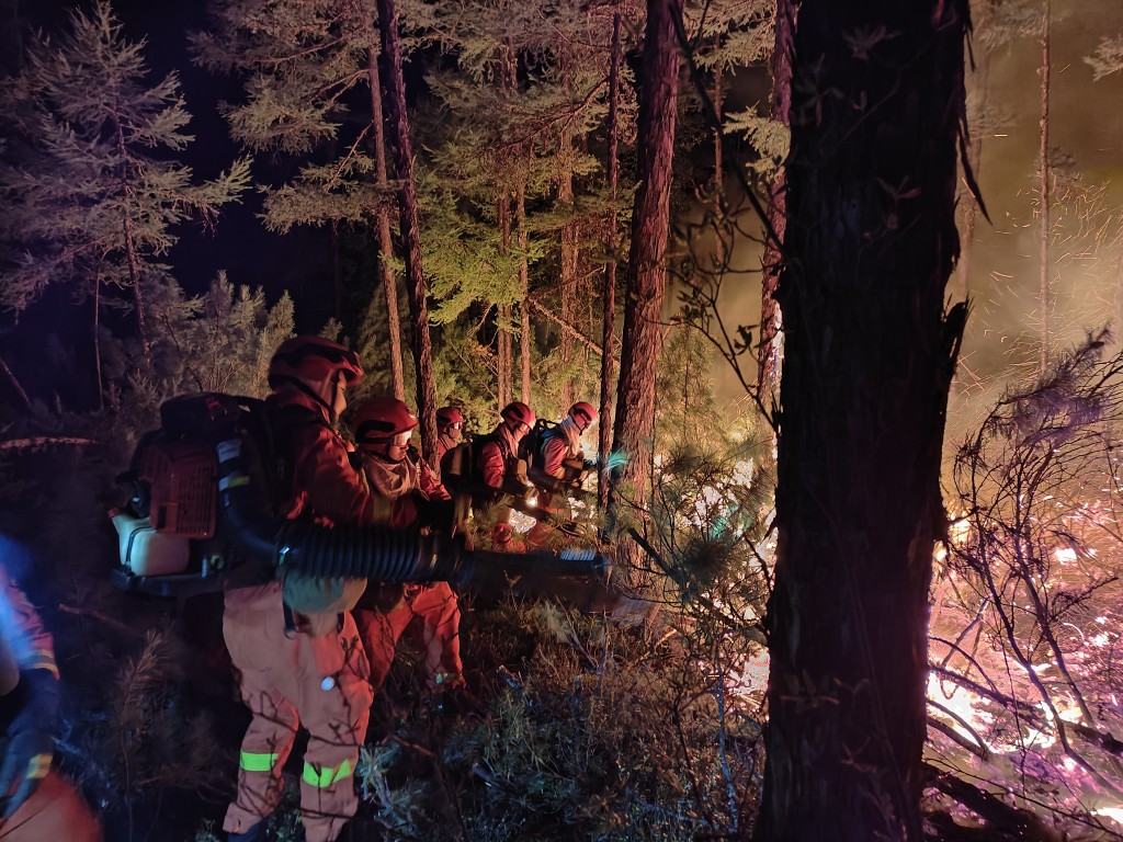 大興安嶺火災，森林消防員在火場撲滅火。　中新社