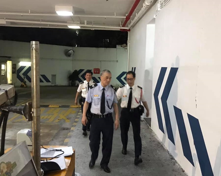 有街坊不滿保安容許警員進入屋苑。FB「黃埔好東西」Joe Choi圖片