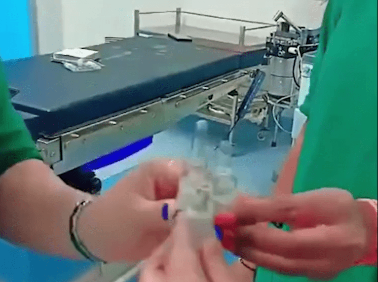印度3护士拍跳舞影片，疑似将手上医疗用品作「碰杯」举动。 网片截图