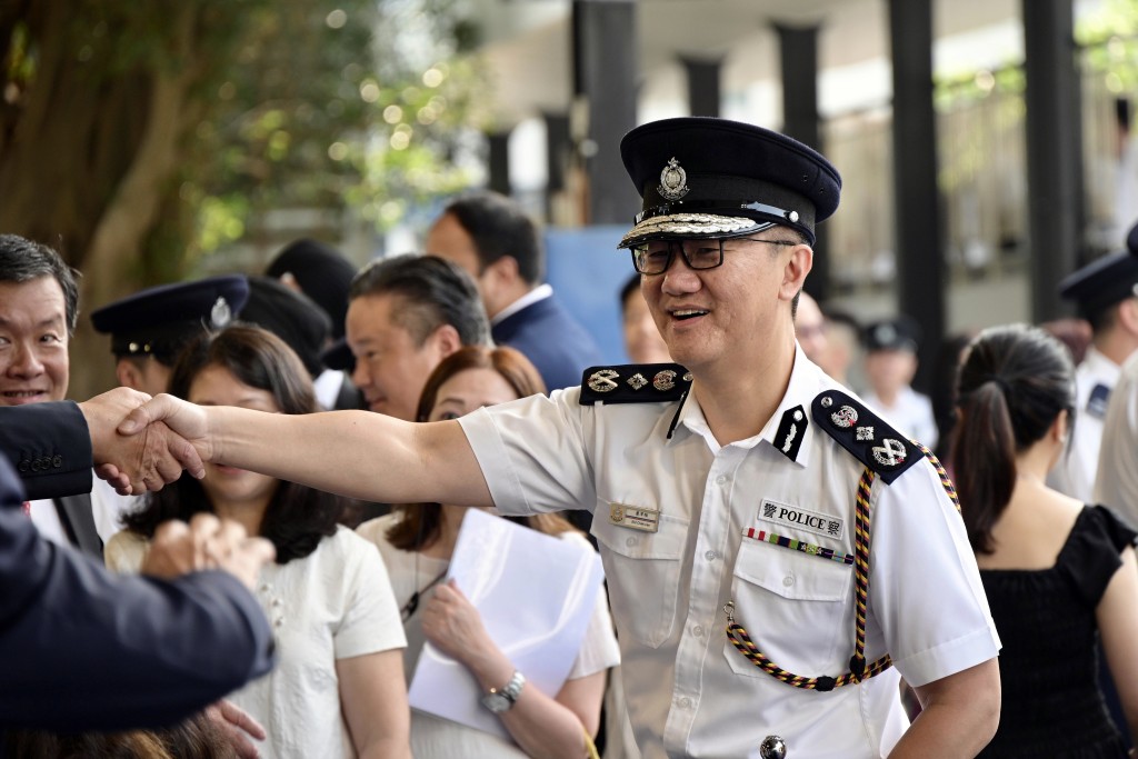 警務處處長蕭澤頤與嘉賓握手。蘇正謙攝