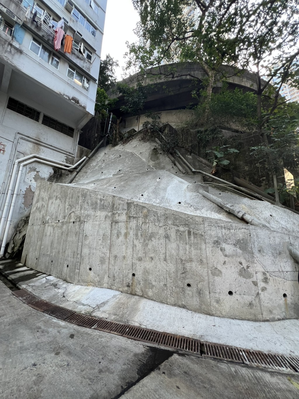 申訴專員公署公布就政府對斜坡維修責任的鑑辨及對私人斜坡的風險管理的主動調查行動結果。政府新聞處