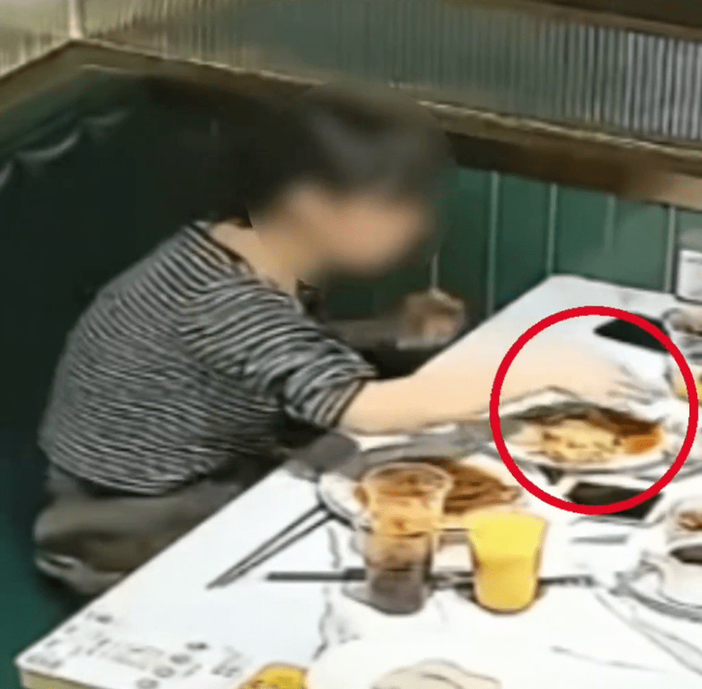 福建女食客将自拔的头发放入餐食中。