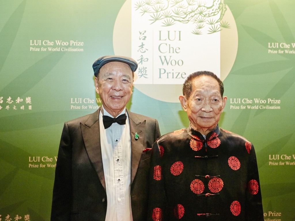 呂志和(左)讚揚袁隆平(右)解決糧食問題,具偉大成就。