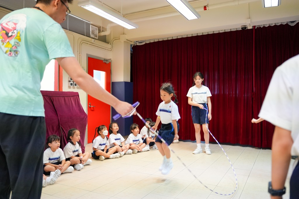 英文、視藝、體育等科的課堂體驗，讓同學仔預習小學上課的流程。（圖片來源：《親子王》）