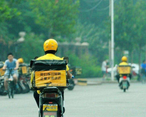 外卖员遭学生短信辱骂，回应指他没进社会不懂事。(网图)