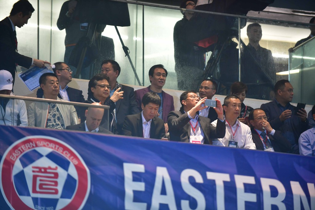 此外，許家印在香港露面頻繁，2017年許家印親臨旺角場觀看東方對廣州恒大的亞冠盃外圍賽