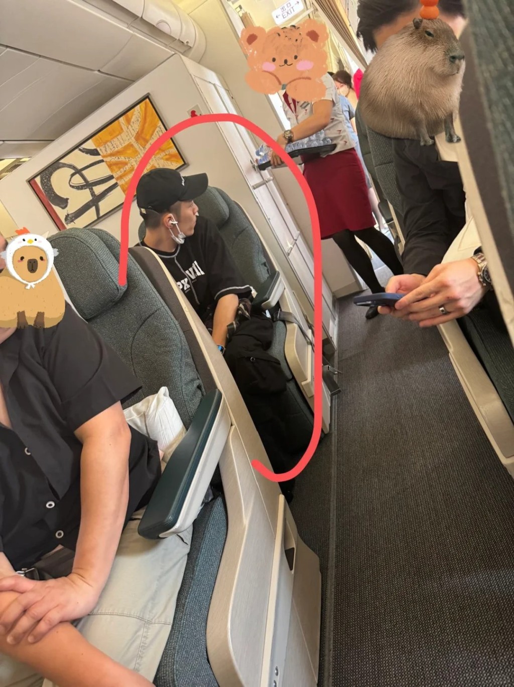 有網民分享兩張周柏豪在商務客位內的照片，見到周柏豪坐在最後排，其中一張見到他回身望向空姐，卻被笑指「像流鼻血塞了紙」。