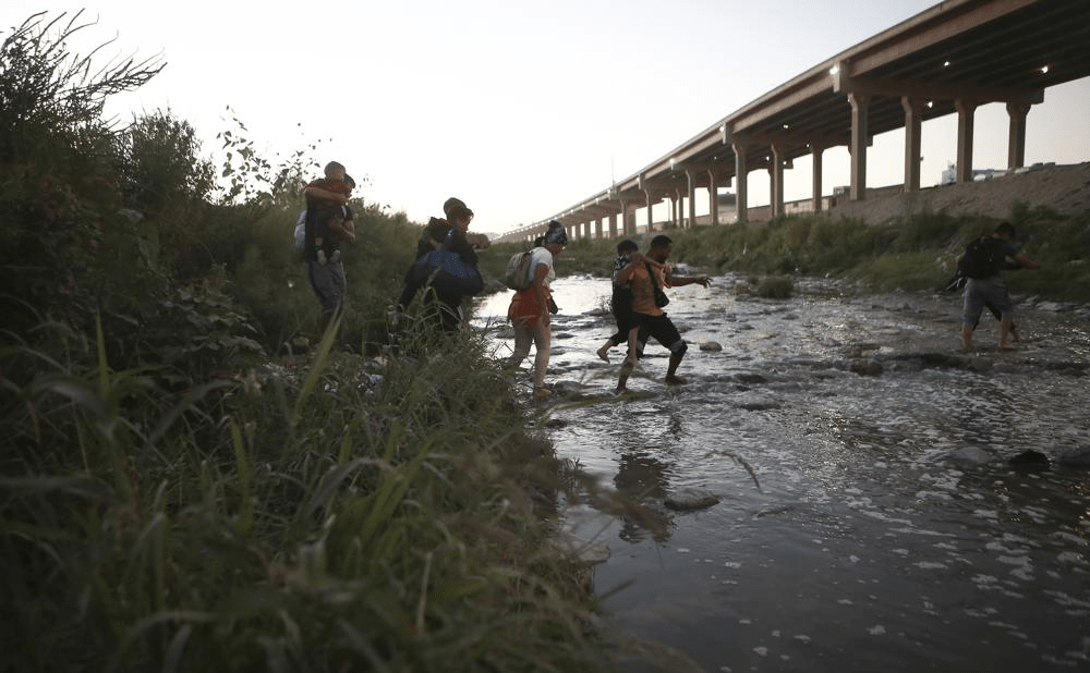 美國南部與墨西哥邊境接壤的地區原本就因為大量非法移民湧入變得十分緊張，目前無法確知，緊急狀態終止會帶來甚麼影響。AP資料圖