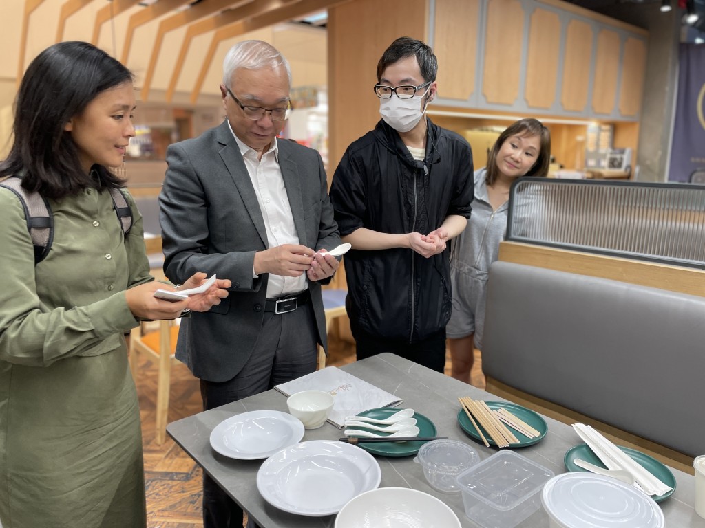 因为很多顾客毋须外卖餐具，餐厅用在替代品的实际支出减少。谢展寰网志图片