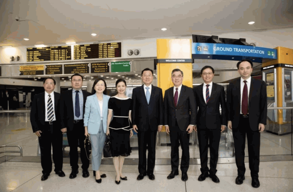 中國駐美公使徐學淵（左三）和中國駐紐約總領事黃屏（右三）到機場迎接候任大使謝鋒（中）。謝鋒推特