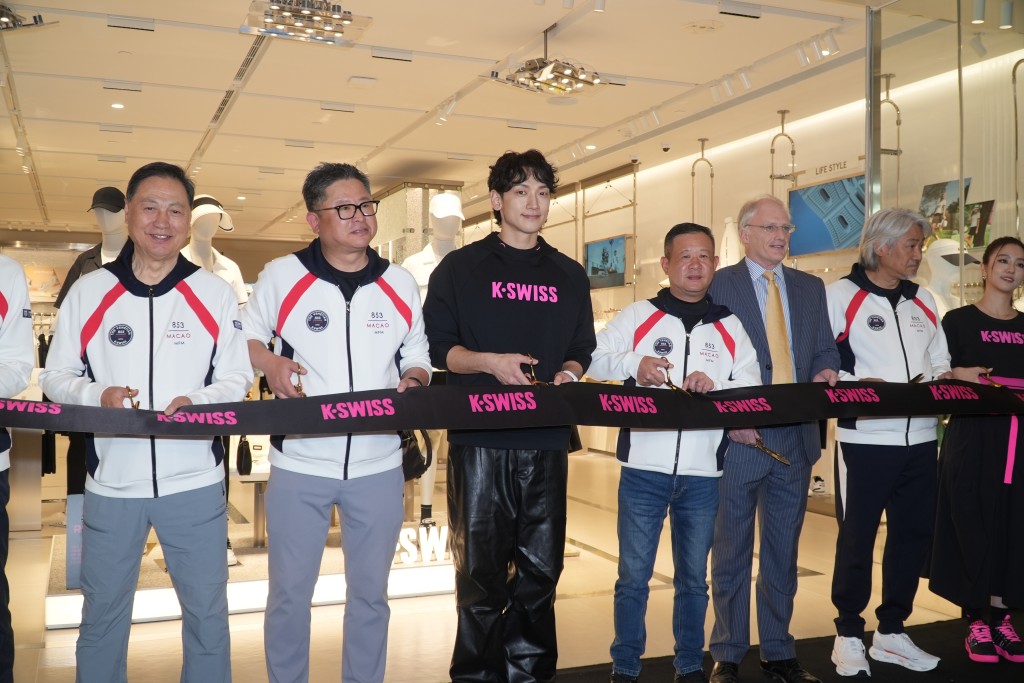 韩流巨星Rain昨日（8日）在澳门出席运动品牌旗舰店开幕活动。
