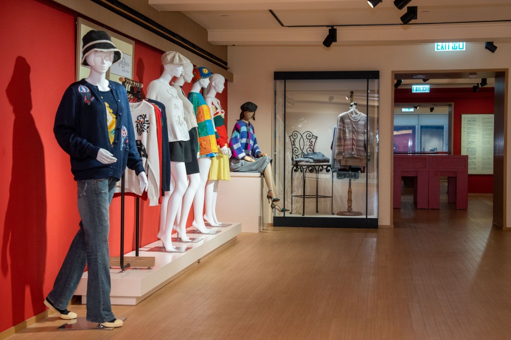 蘇媛 –《香江織造》回顧香港紡織歲月｜回顧展展廳，可以看到風靡一時的經典時裝。(圖：一新美術館)