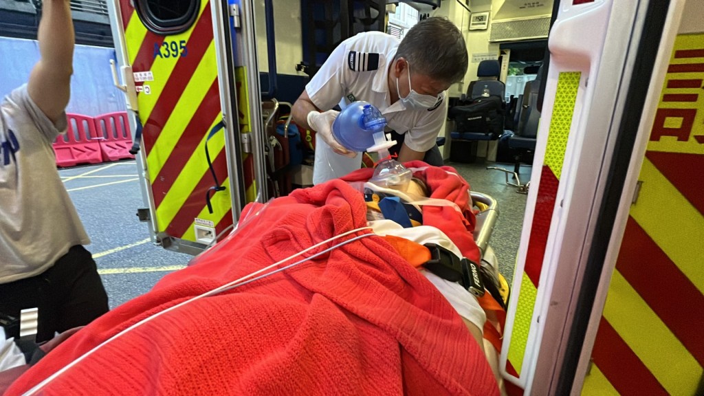 今日（15日）清晨6時15分，警方接報，一名15歲女童在青怡花園5座墮下，倒卧平台，其後被送往仁濟醫院搶救。